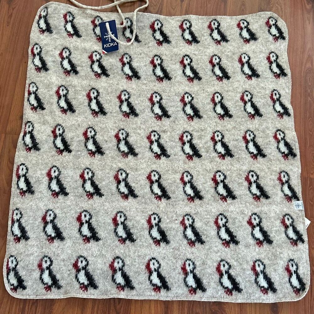 Puffin Pattern Cream Throw Blanket